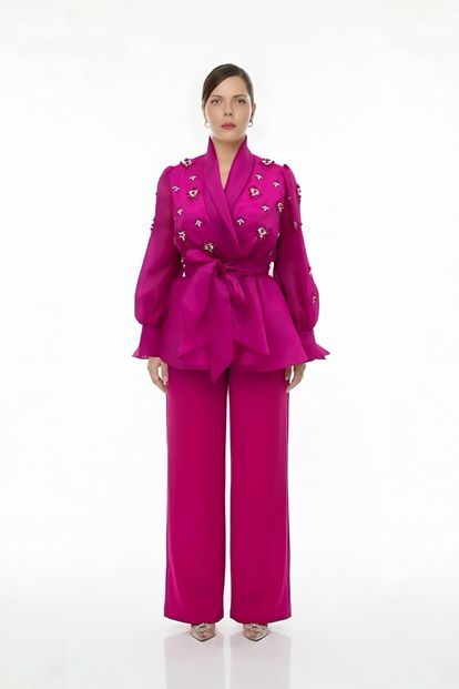 طقم جاكيت شيفون مزين باللؤلؤ باللون الفوشيا وبنطال سهرة بمقاسات كبيرة